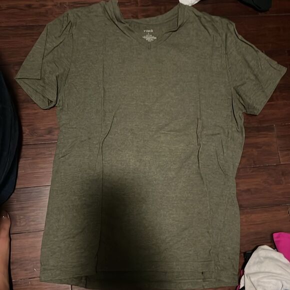Brand New Men’s Green V Neck - Size Large - Soft Cotton T Shirt - Picture 1 of 3